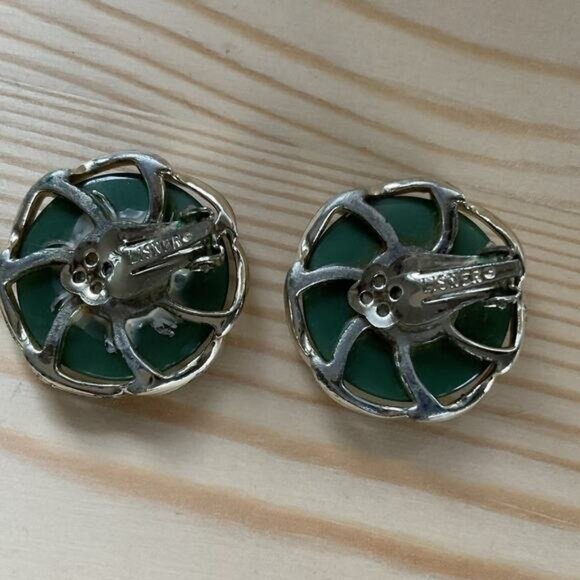 Vintage Lisner Green Clip-On Earrings With Silver-Tone Metal Accents - Picture 3 of 5